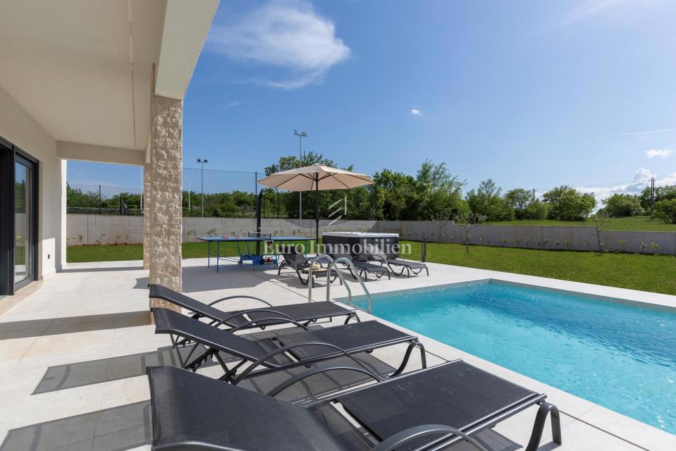 Labin - moderna vila z bazenom in teniškim igriščem