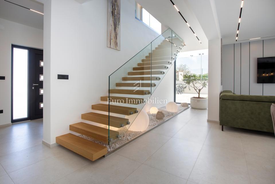 Labin - moderna vila z bazenom in teniškim igriščem