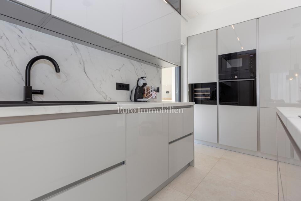 Labin - moderna vila z bazenom in teniškim igriščem