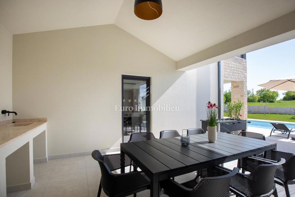 Labin - moderna vila z bazenom in teniškim igriščem