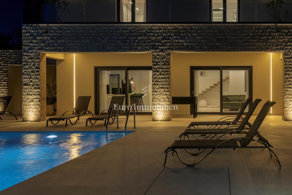 Labin - moderna vila z bazenom in teniškim igriščem