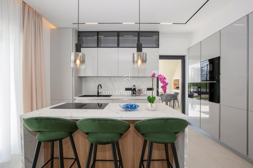 Labin - moderna vila z bazenom in teniškim igriščem