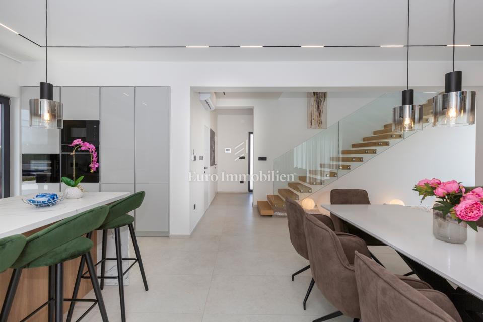 Labin - moderna vila z bazenom in teniškim igriščem