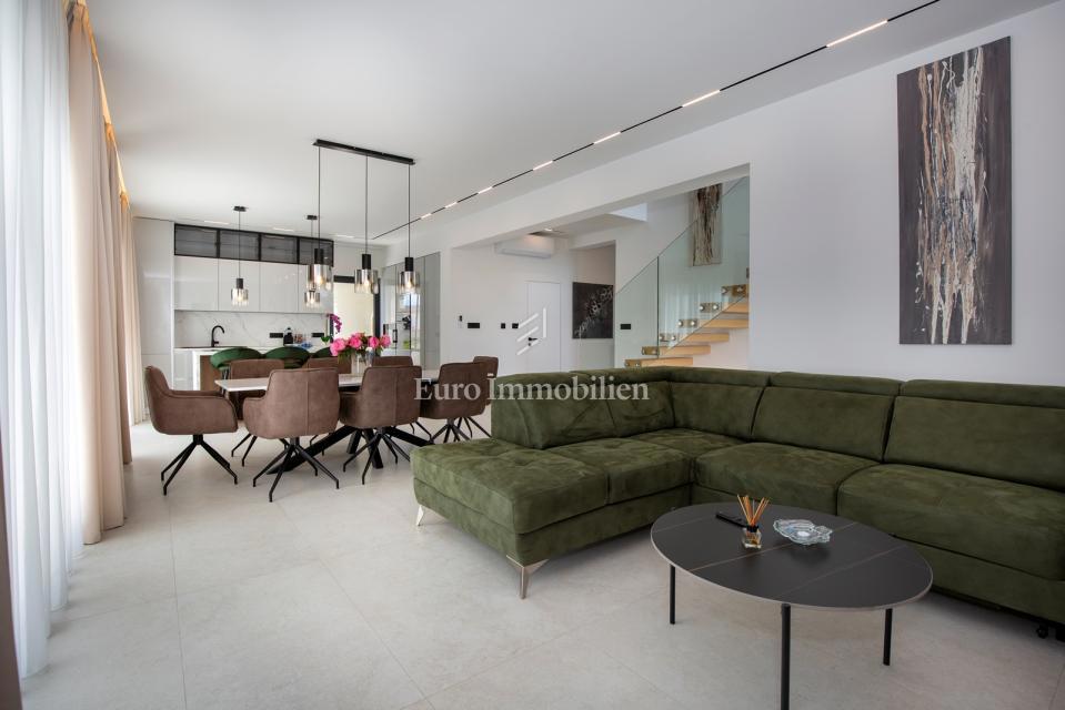 Labin - moderna vila z bazenom in teniškim igriščem