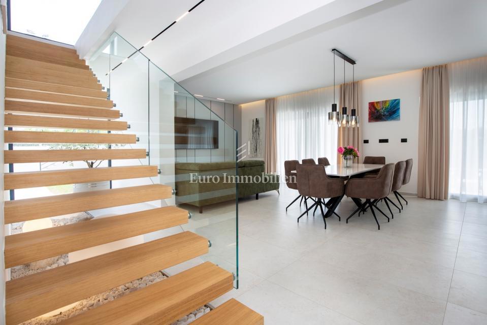 Labin - moderna vila z bazenom in teniškim igriščem