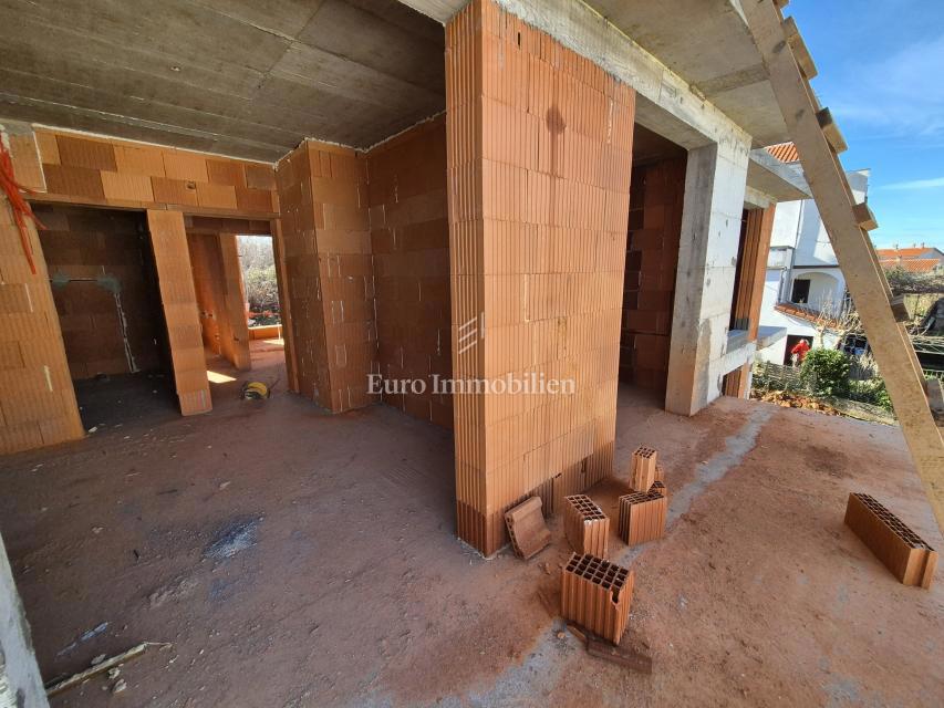 Prodaja vrstna hiša z bazenom