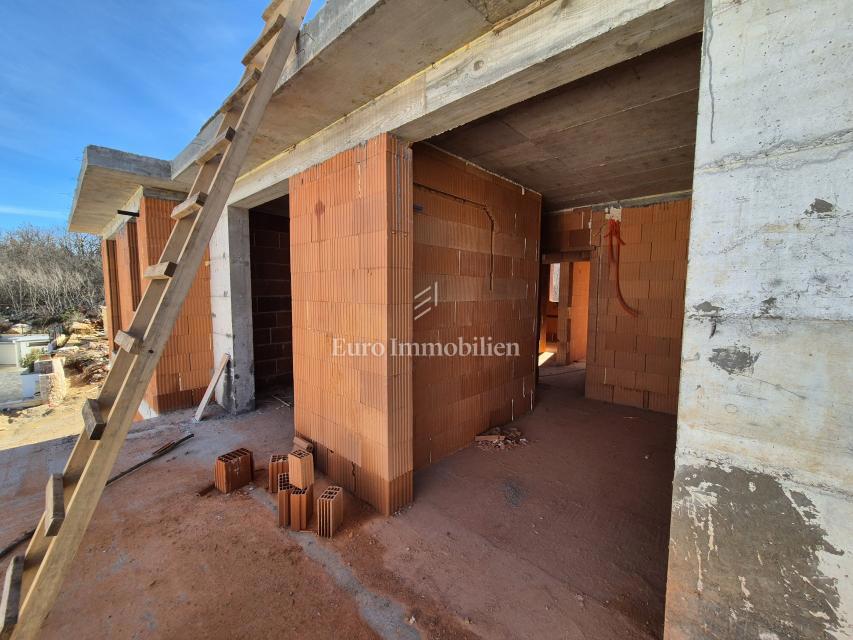 Prodaja vrstna hiša z bazenom