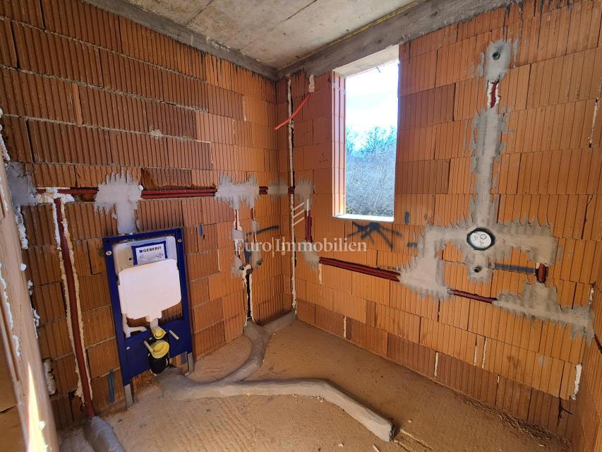 Prodaja vrstna hiša z bazenom