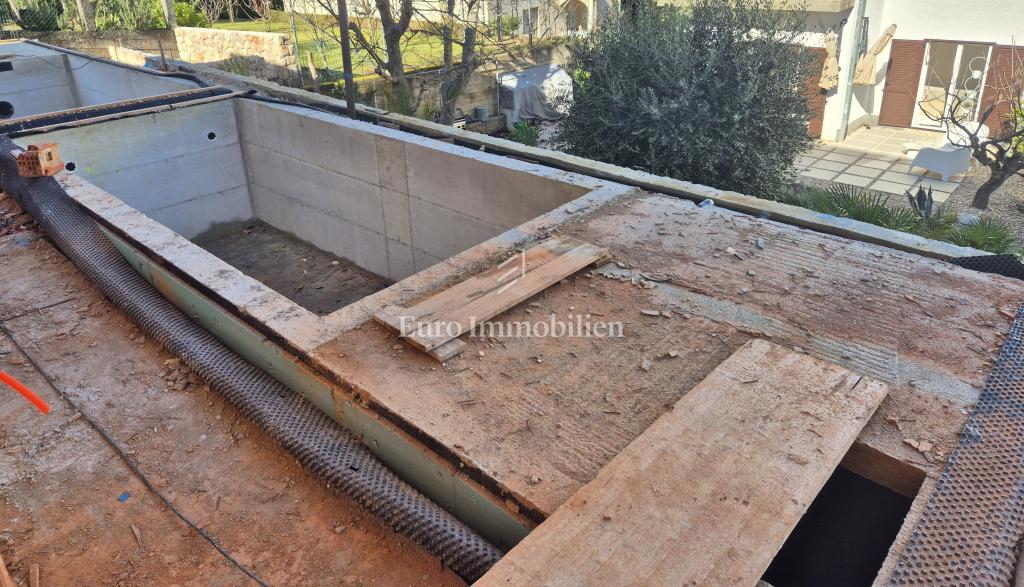 Prodaja vrstna hiša z bazenom