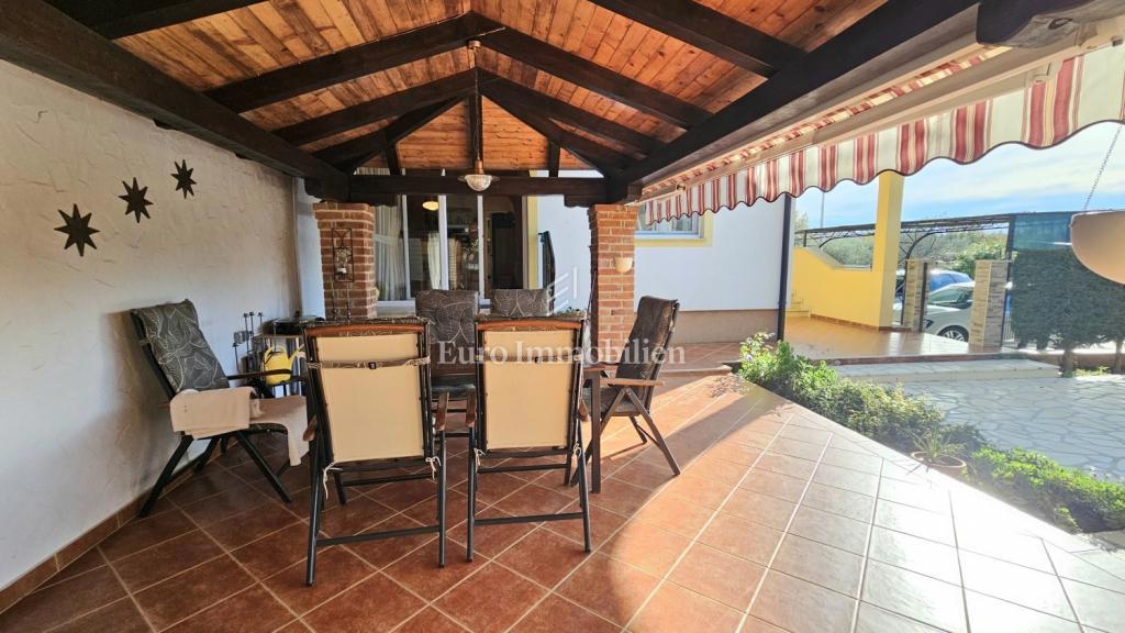 Hiša z urejenim vrtom na mirni lokaciji - Poreč