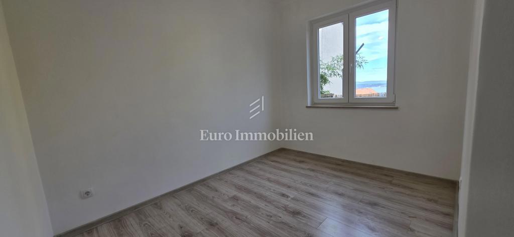 Prenovljeno stanovanje z dvoriščem in pogledom na morje 