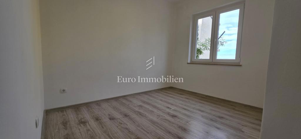 Prenovljeno stanovanje z dvoriščem in pogledom na morje 