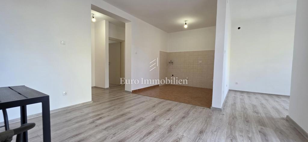 Prenovljeno stanovanje z dvoriščem in pogledom na morje 