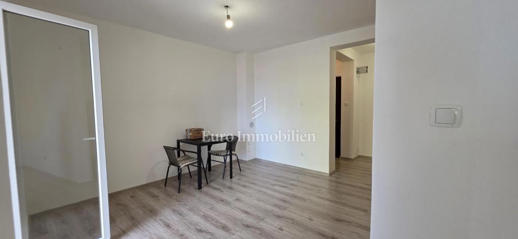 Prenovljeno stanovanje z dvoriščem in pogledom na morje 