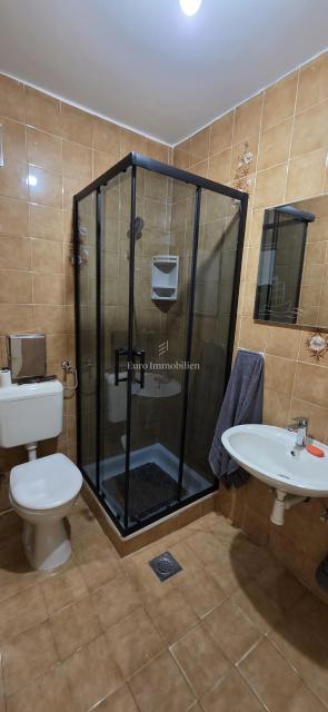 Prenovljeno stanovanje z dvoriščem in pogledom na morje 