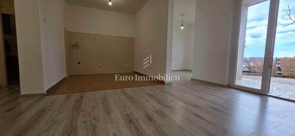 Prenovljeno stanovanje z dvoriščem in pogledom na morje 