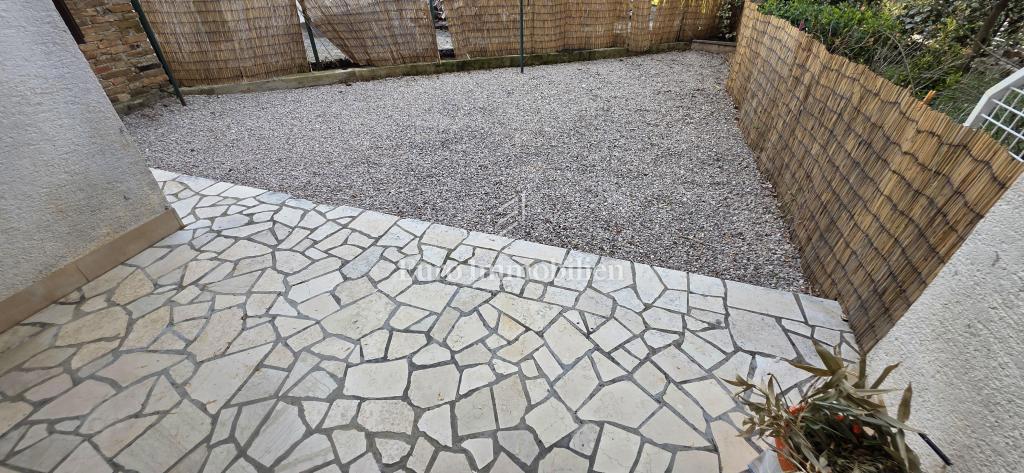 Prenovljeno stanovanje z dvoriščem in pogledom na morje 