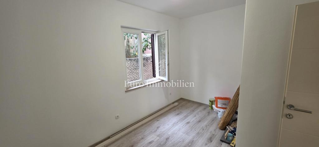 Prenovljeno stanovanje z dvoriščem in pogledom na morje 