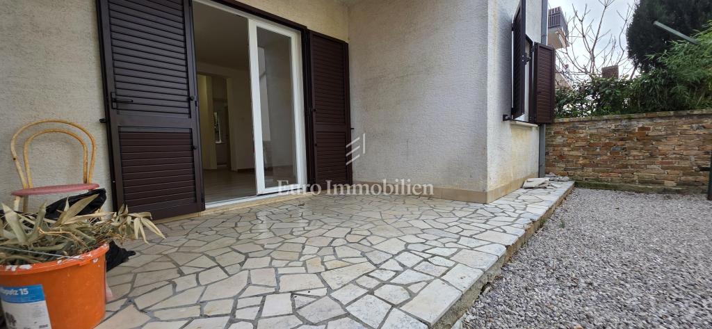 Prenovljeno stanovanje z dvoriščem in pogledom na morje 