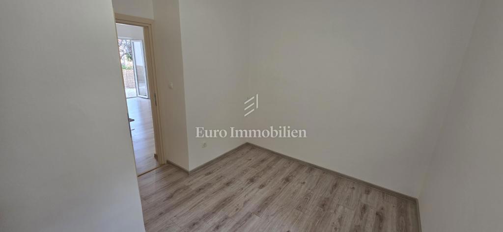 Prenovljeno stanovanje z dvoriščem in pogledom na morje 