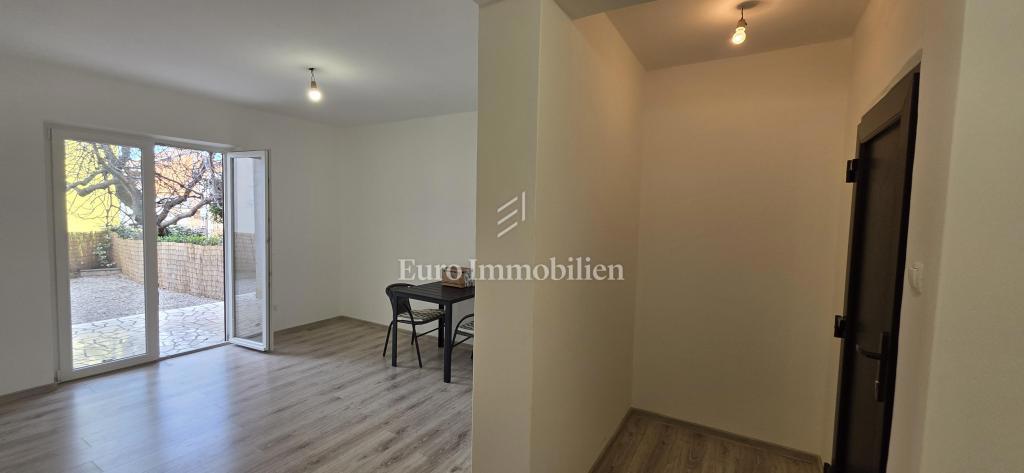 Prenovljeno stanovanje z dvoriščem in pogledom na morje 