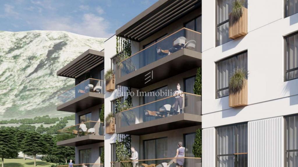 Novo stanovanje s prostornim vrtom - Makarska