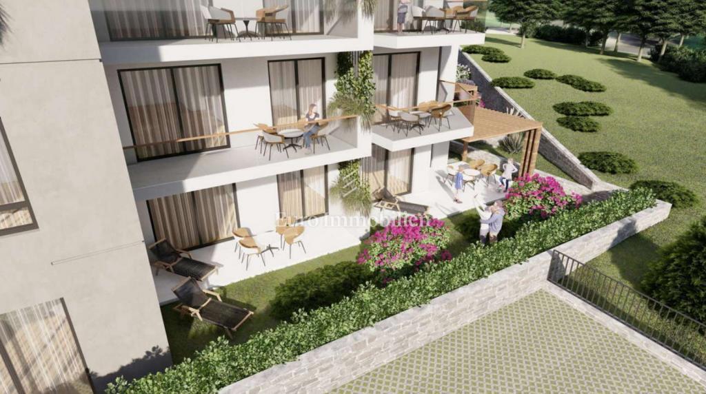 Novo stanovanje s prostornim vrtom - Makarska