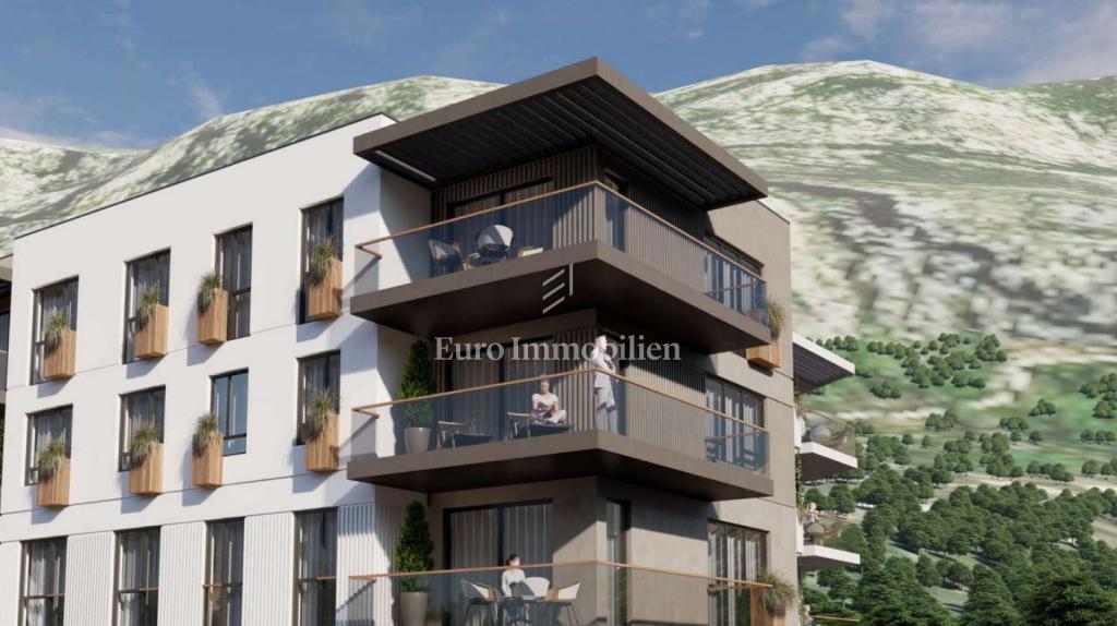 Novo stanovanje s prostornim vrtom - Makarska