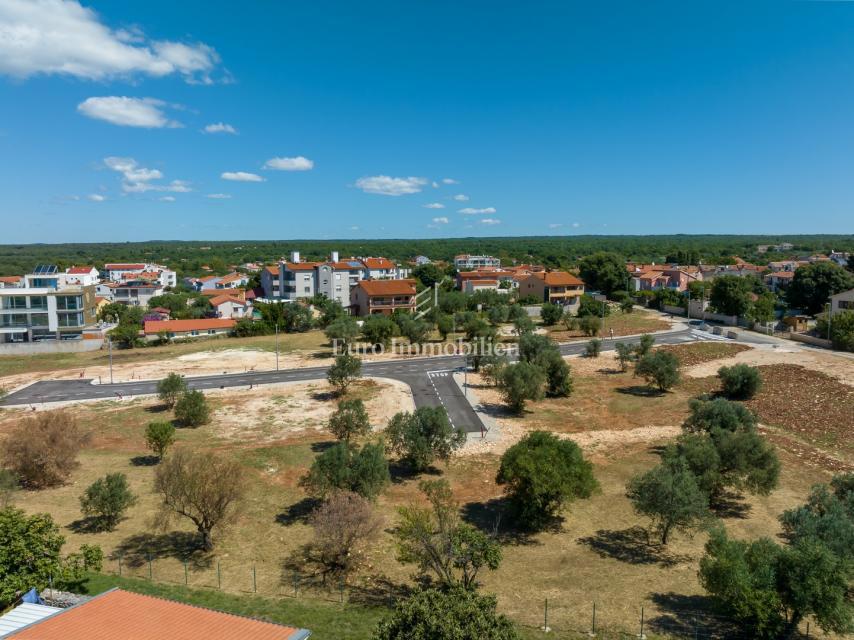 Istra, Peroj – Stavbno zemljišče v mirni lokaciji