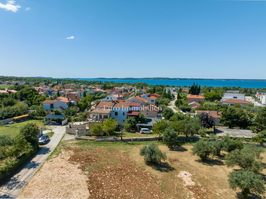 Istra, Peroj – Stavbno zemljišče v mirni lokaciji