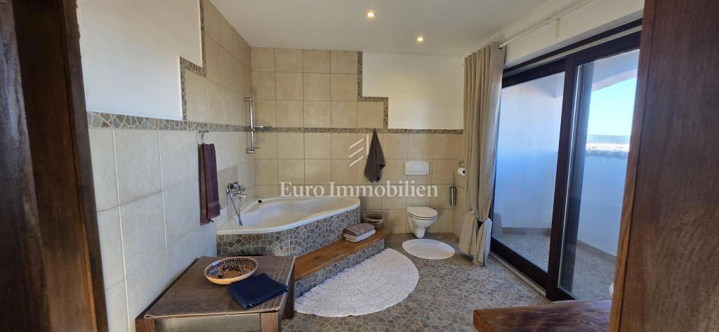 Jadranovo - hiša z bazenom in pogledom na morje