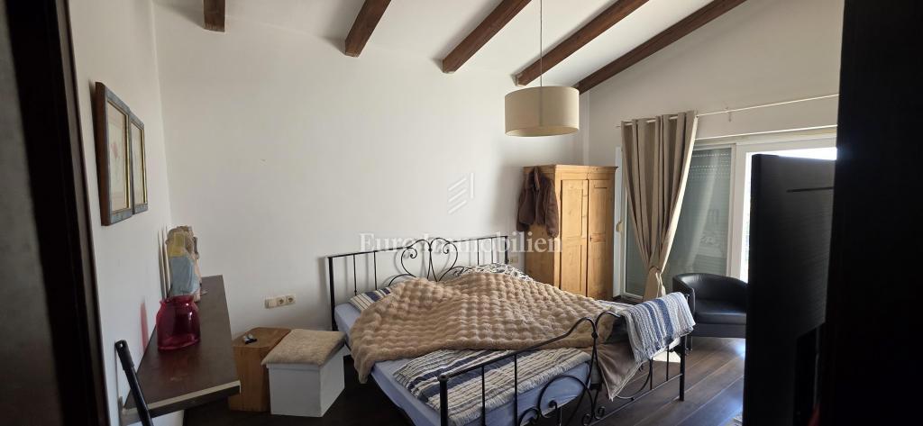 Jadranovo - hiša z bazenom in pogledom na morje