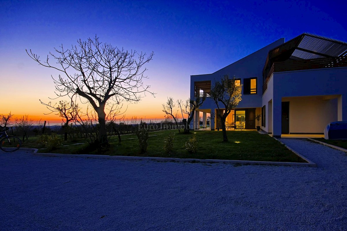 Predivna moderna villa s bazenom, Istra