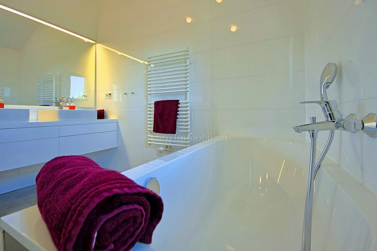 Predivna moderna villa s bazenom, Istra