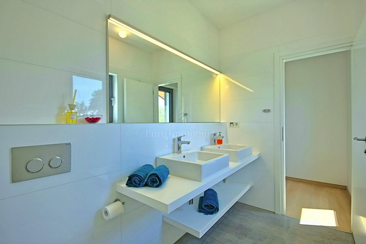 Predivna moderna villa s bazenom, Istra