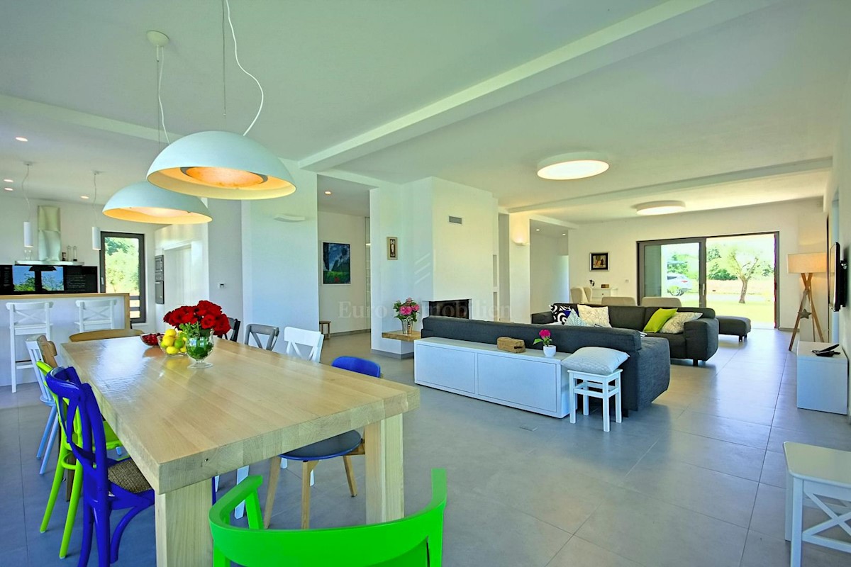 Predivna moderna villa s bazenom, Istra