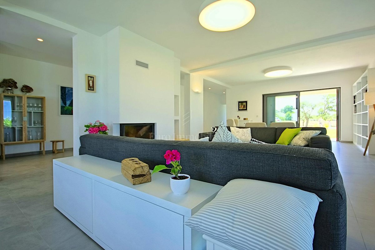 Predivna moderna villa s bazenom, Istra