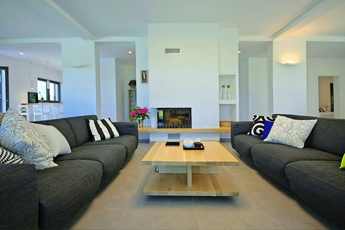 Predivna moderna villa s bazenom, Istra
