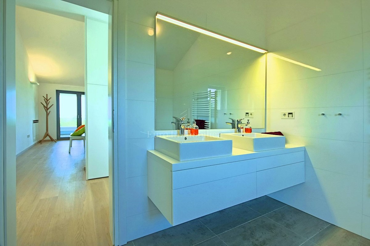 Predivna moderna villa s bazenom, Istra
