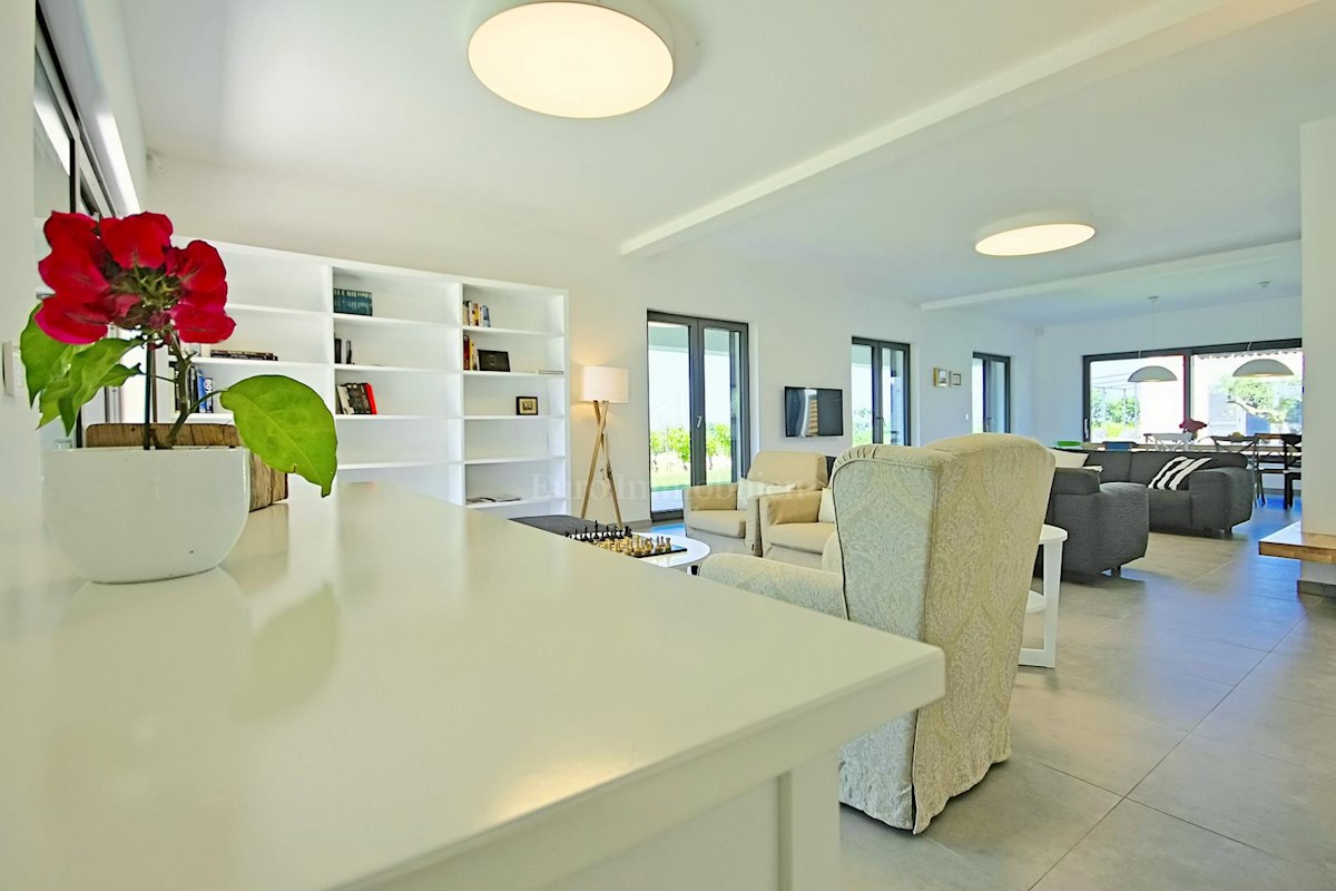 Predivna moderna villa s bazenom, Istra