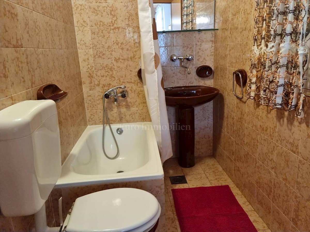 Kuća s prekrasnim pogledom samo 100m od mora!