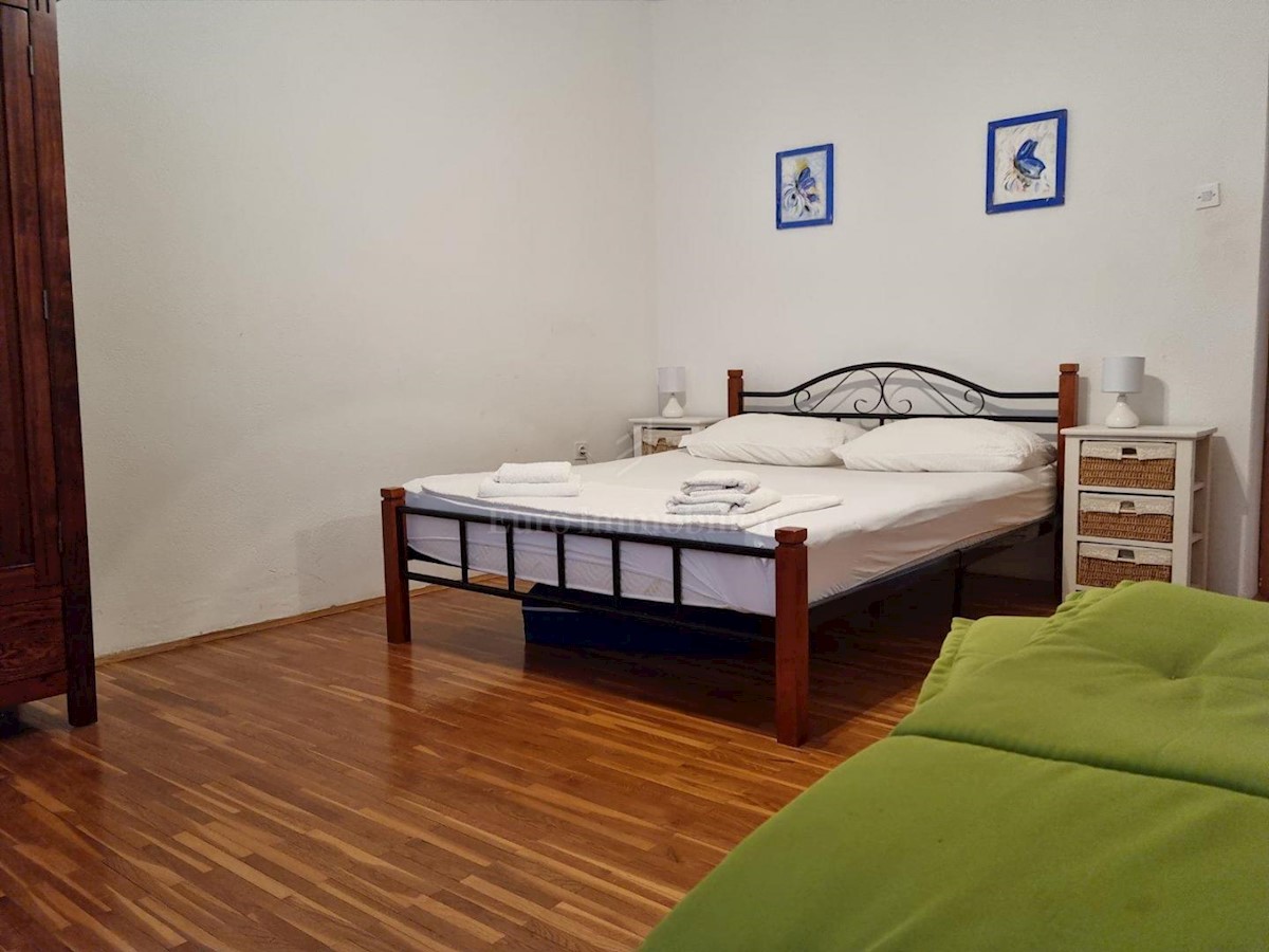 Kuća s prekrasnim pogledom samo 100m od mora!