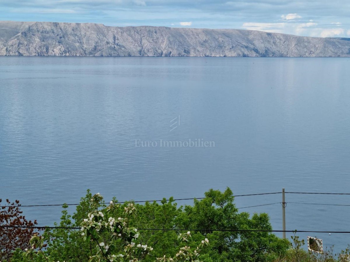 Kuća s prekrasnim pogledom samo 100m od mora!