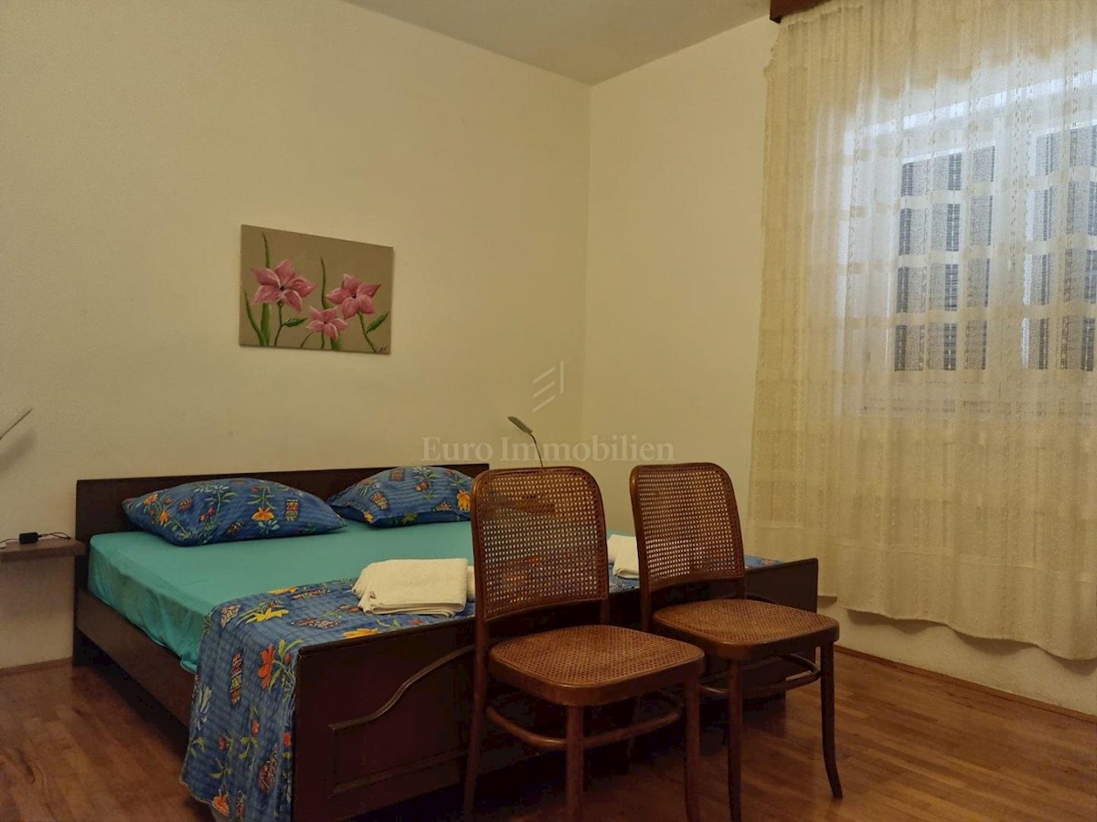 Kuća s prekrasnim pogledom samo 100m od mora!