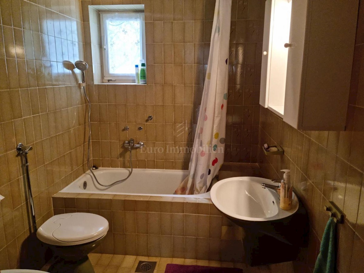 Kuća s prekrasnim pogledom samo 100m od mora!