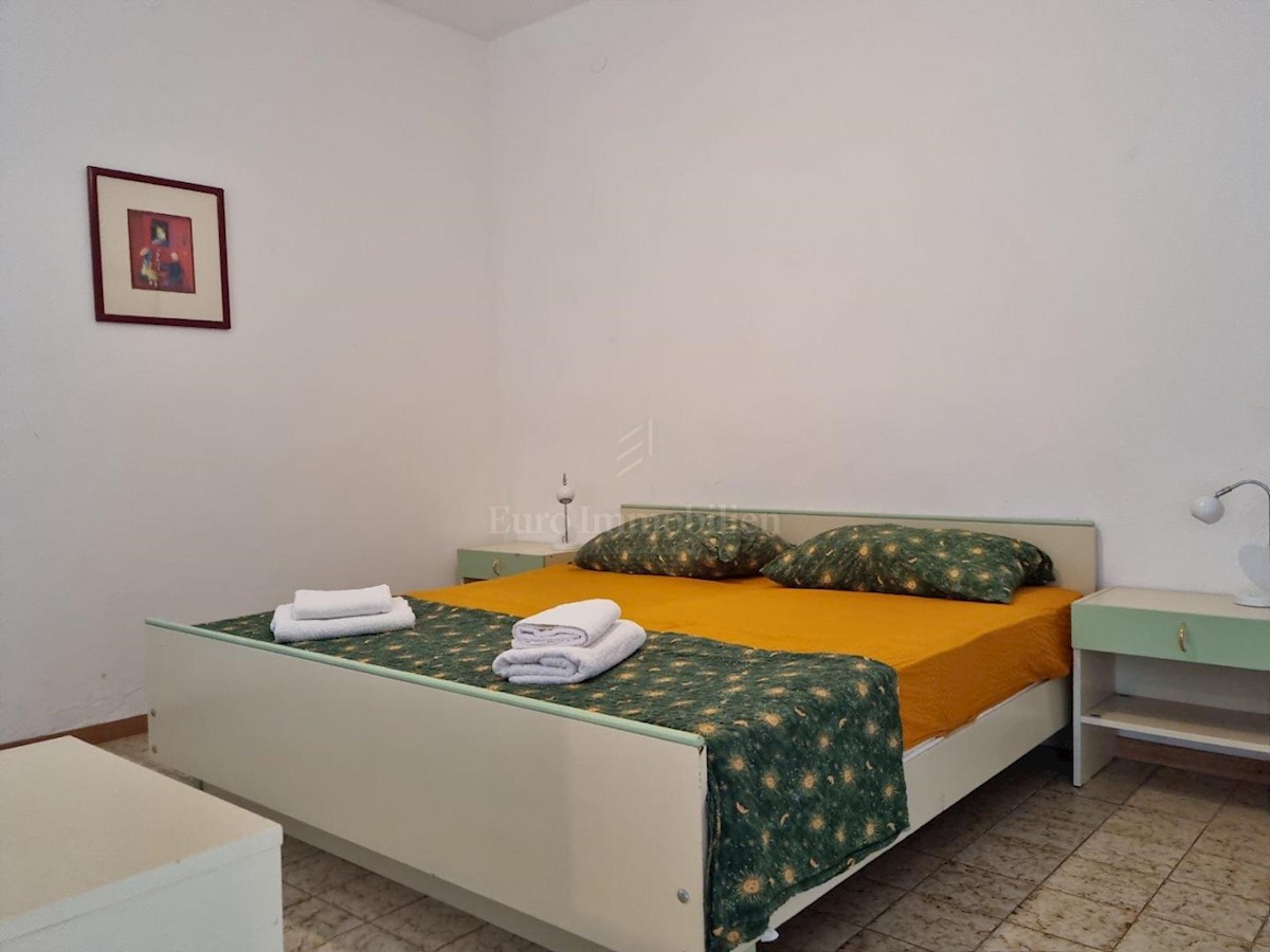 Kuća s prekrasnim pogledom samo 100m od mora!