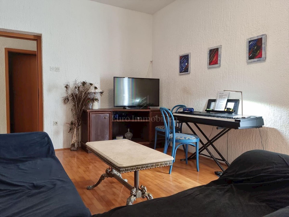 Kuća s prekrasnim pogledom samo 100m od mora!