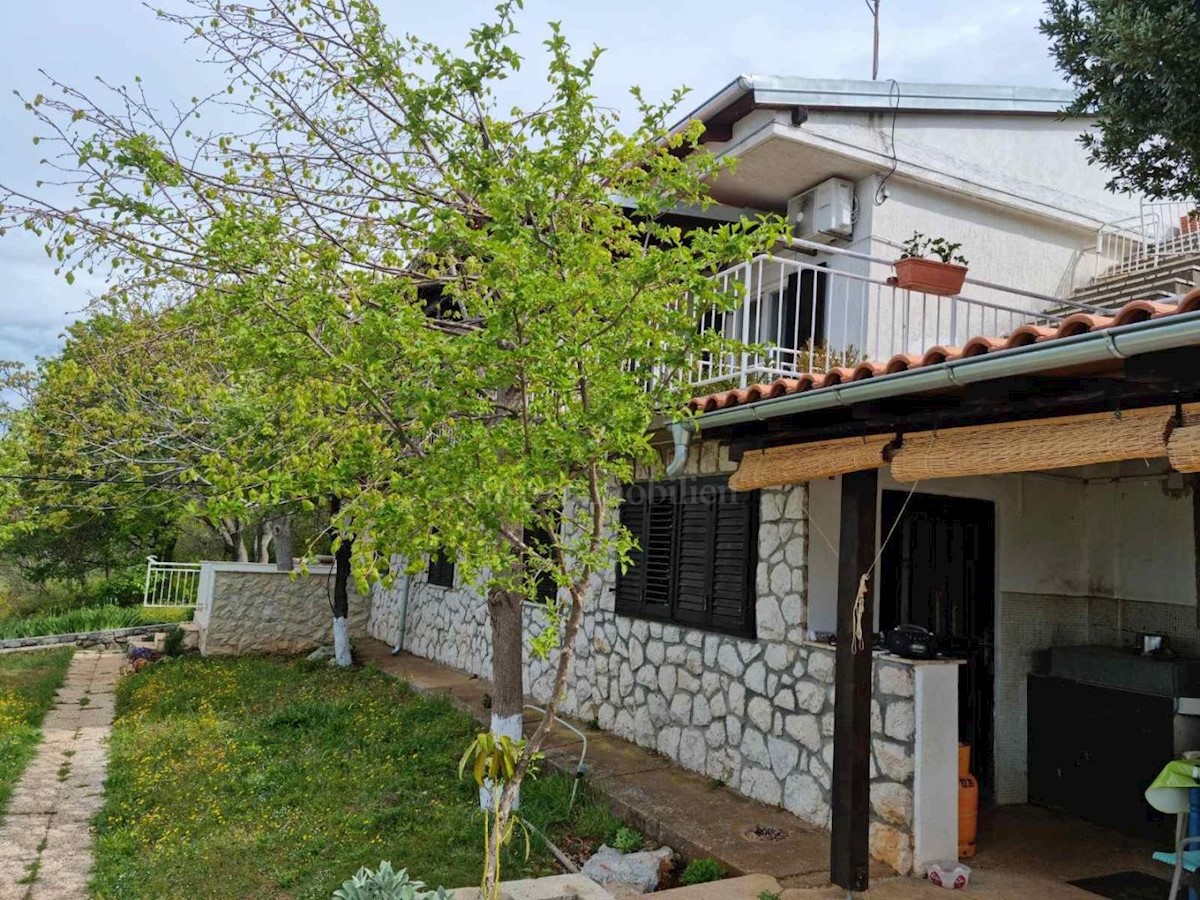 Kuća s prekrasnim pogledom samo 100m od mora!