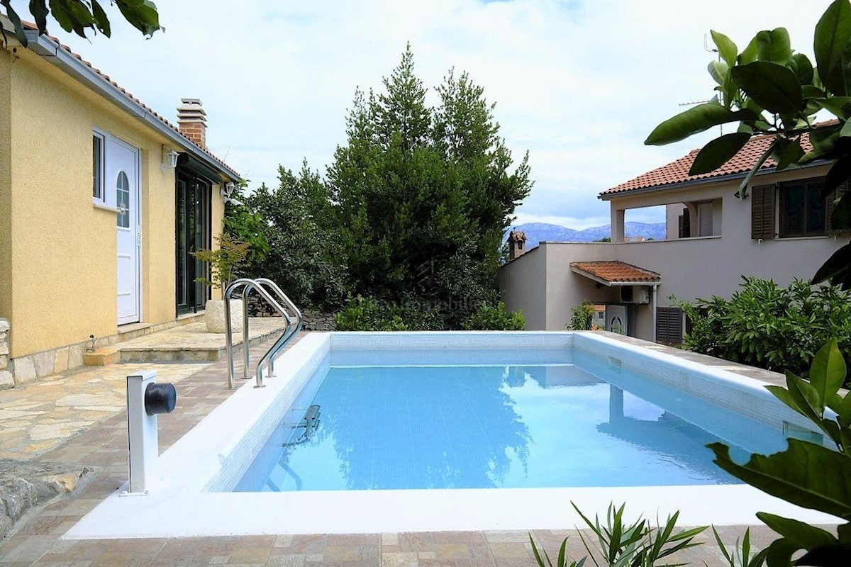 Jedinstvena bogato opremljena villa s bazenom i prekrasnim pogledom na more, otok Brač