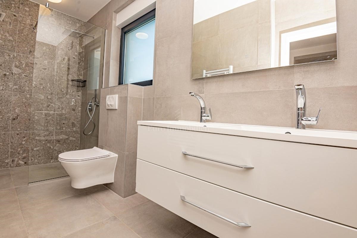 Luksuzna villa Sidro s bazenom, novogradnja Vodice